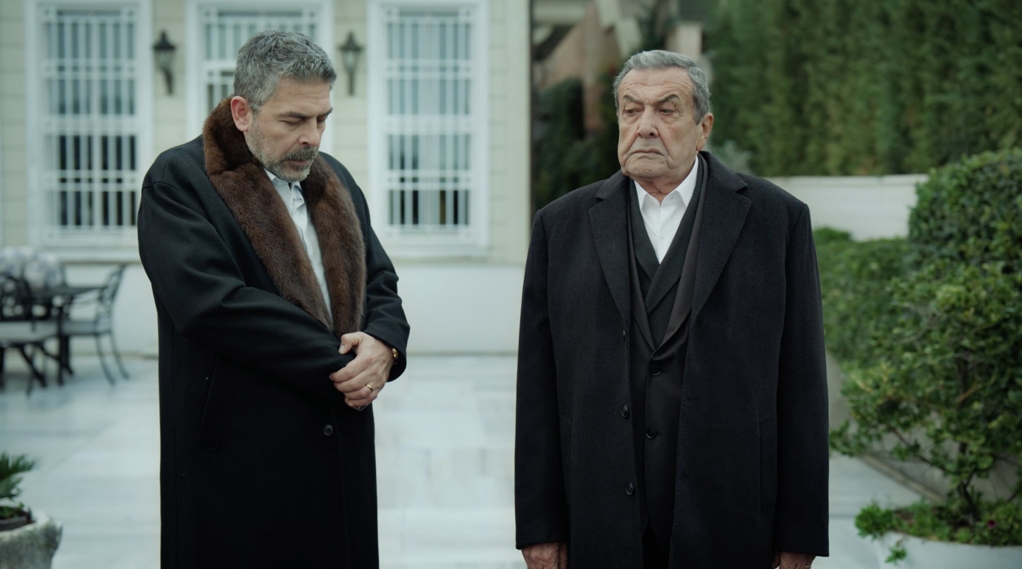 Cena entre Tahir e seu filho mais velho.