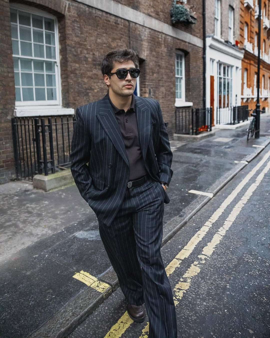 Mert posando em uma rua