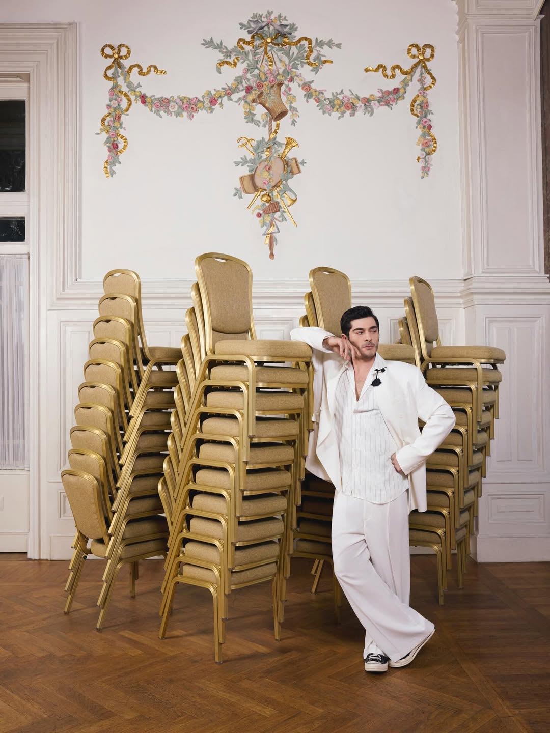 Burak Deniz posando em um salão