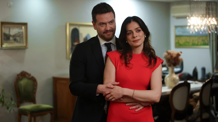 Karsu e Bora abraçados