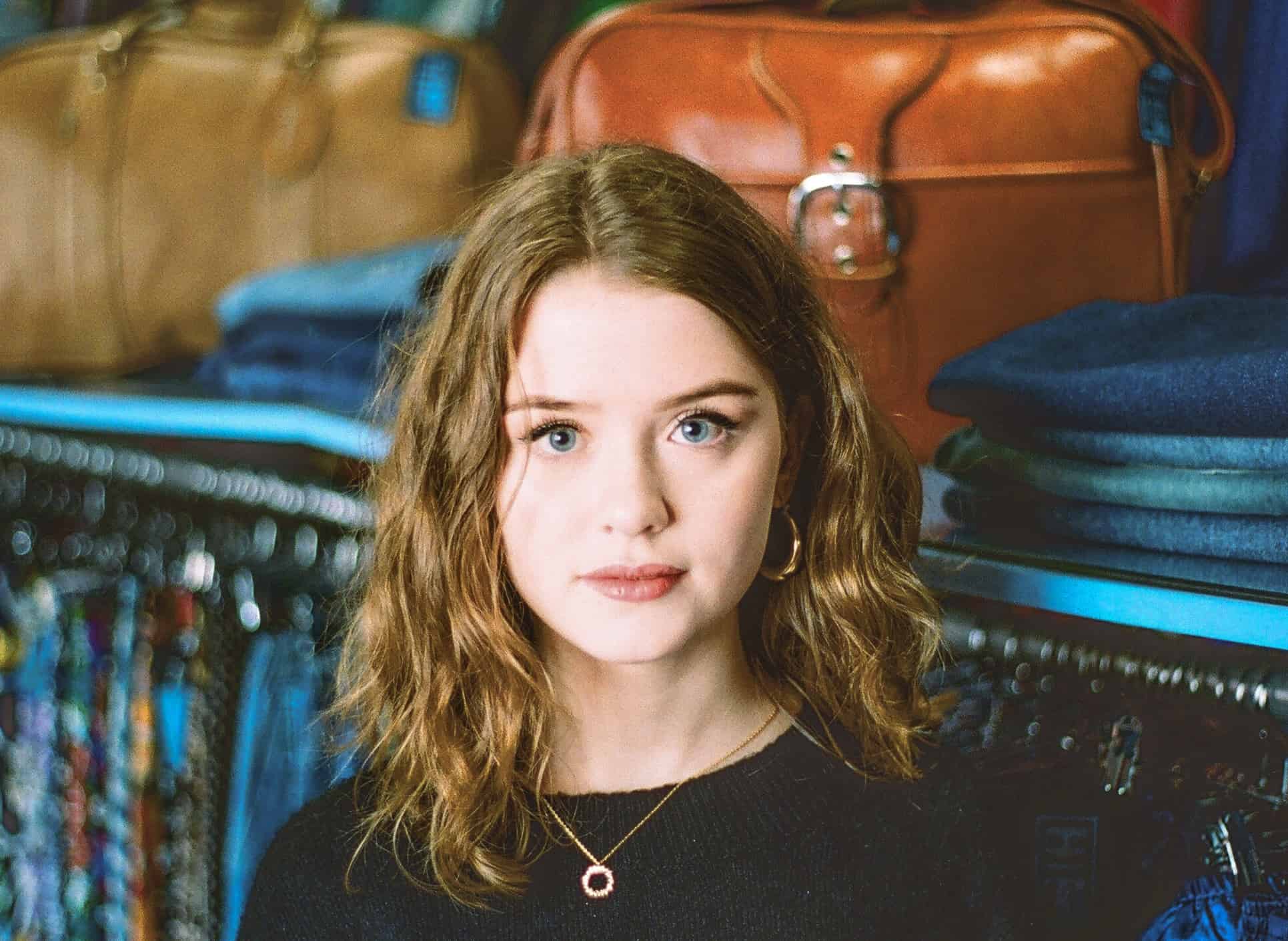 Maisie Peters para divulgação do EP Dressed Too Nice For a Jacket (2018)