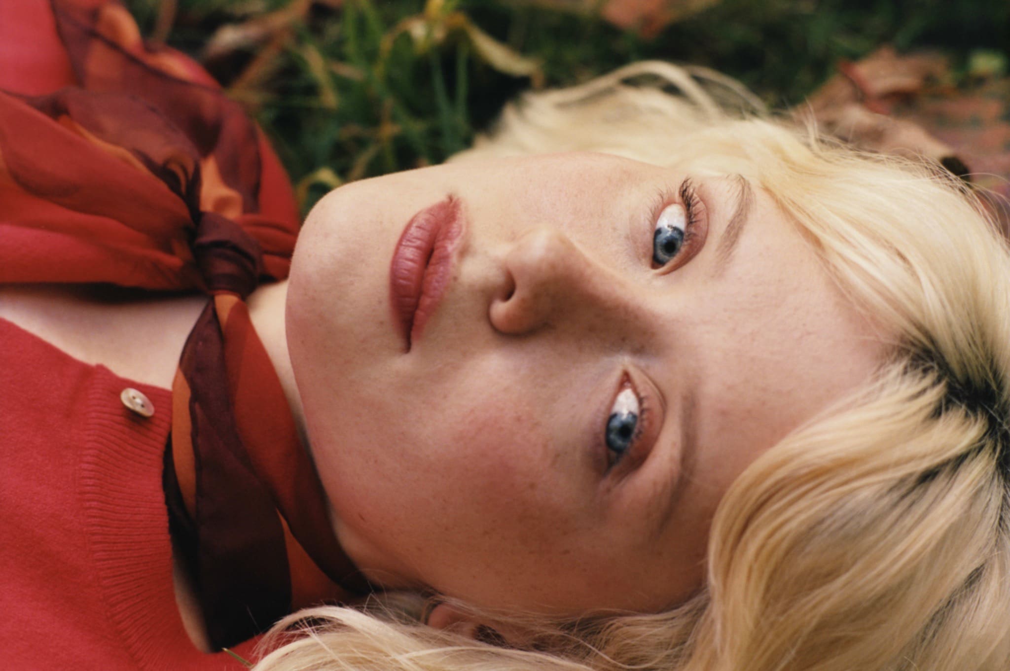 Maisie Peters em divulgação para o álbum Florescence