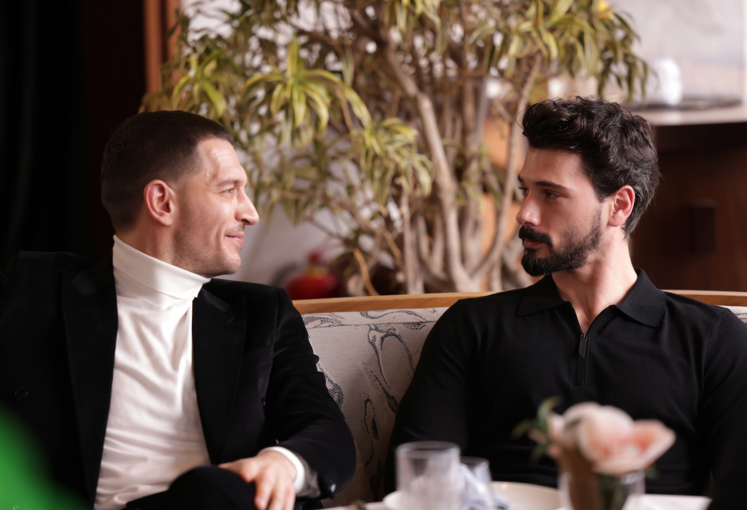  Deniz Can Aktaş e Uraz Kaygılaroğlu se encarando em cena de  Yeraltı 