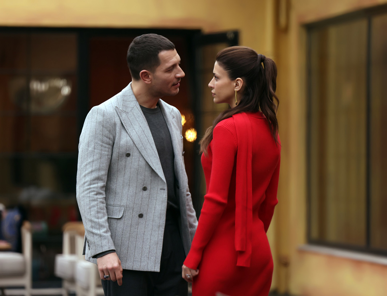 Uraz Kaygılaroğlu e Devrim Özkan se encarando em cena de  Yeraltı 