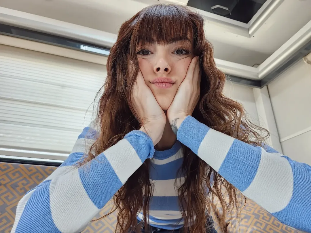 Foto de Deniz Baysal com as mãos no rosto