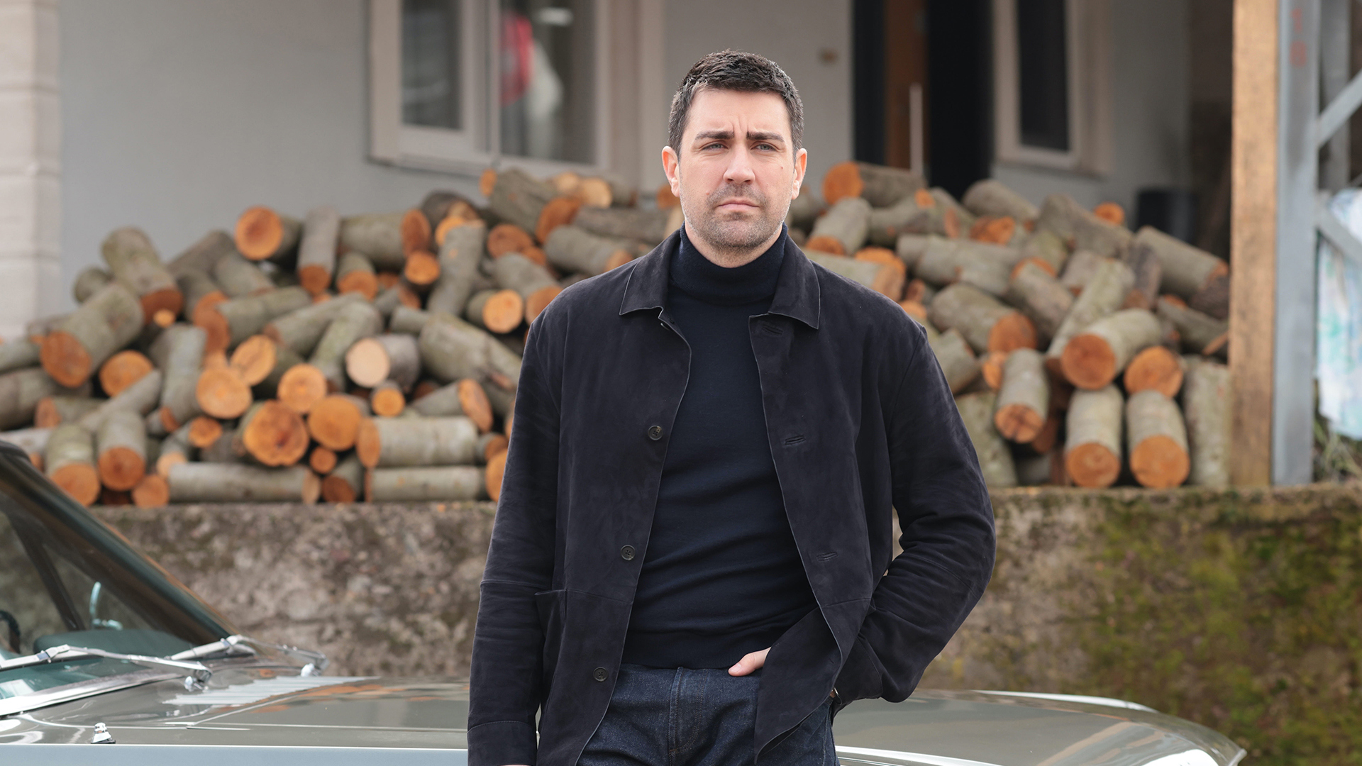 Çağlar Ertuğrul como Kadir na série Çirkin