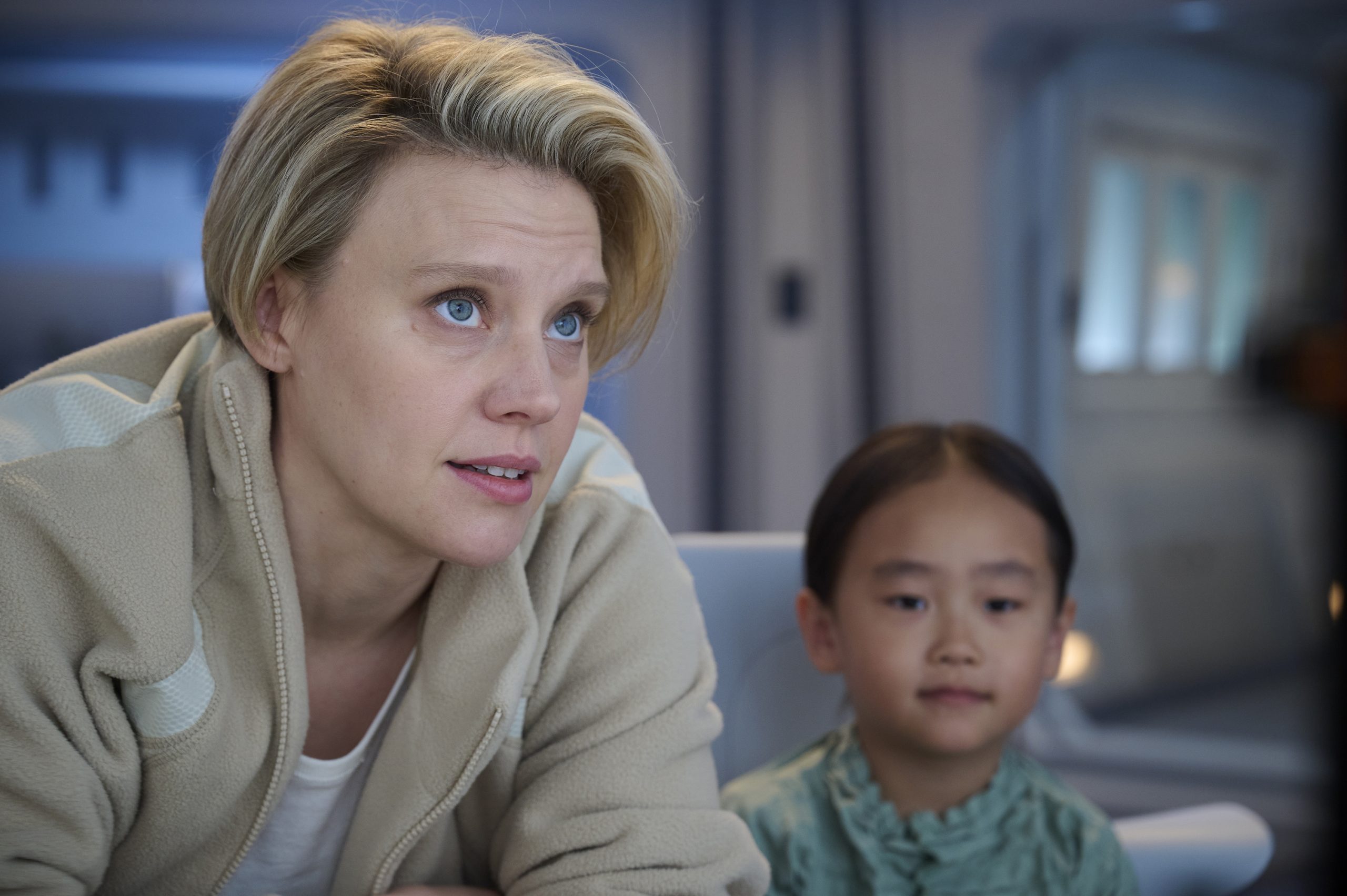 Kate McKinnon e Yeji Kim no filme Em Um Piscar de Olhos