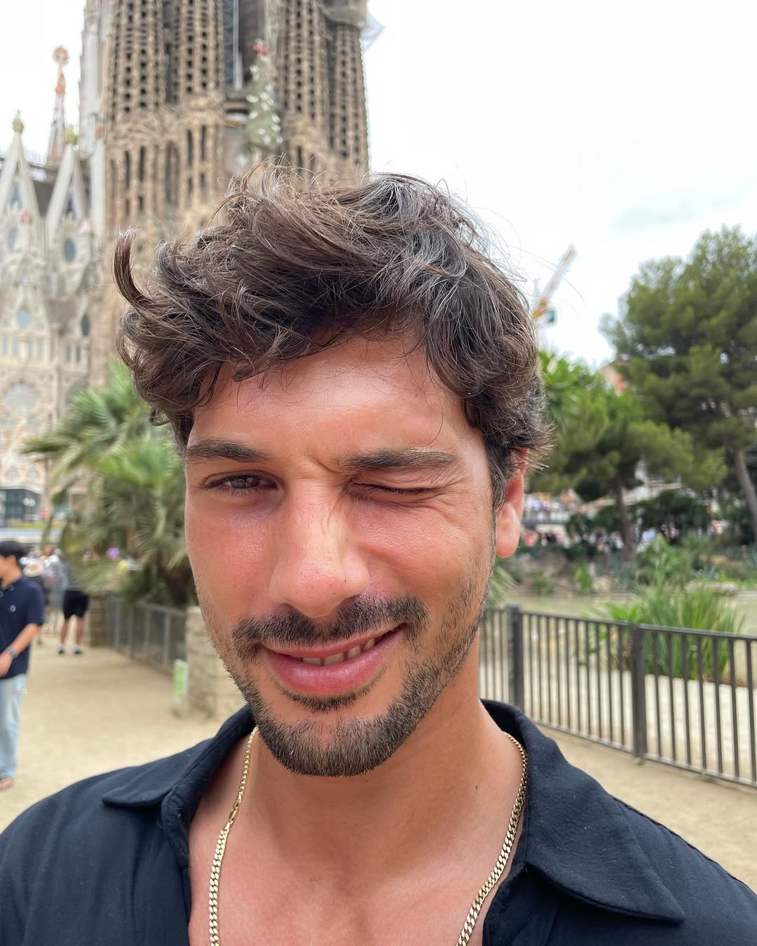 Foto do ator turco Deniz Can piscando 