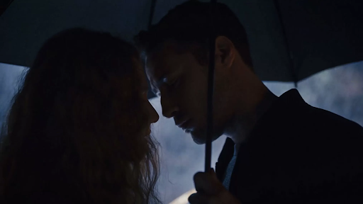 Ahsen Eroğlu e Ozan Dolunay se beijando embaixo de um guarda-chuva em cena de Seja Você Mesma.