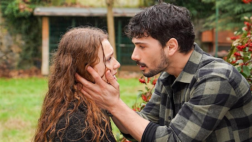 Deniz Can e Ahsen Eroğlu contracenando em A Agência