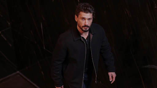 Deniz Can Aktaş em cena de Yeraltı 