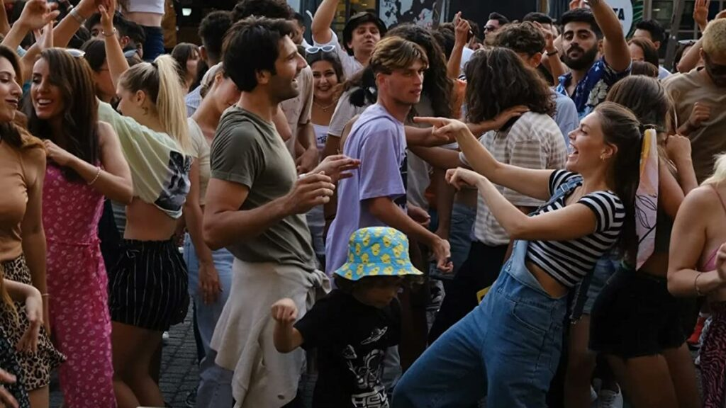 Asli Enver e Kaan Urgancıoğlu dançando em cena de Meu Porto Seguro