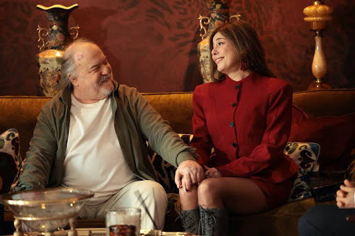 Çetin Tekindor e Gözde Kansu contracenando em Çirkin