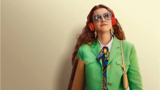 Atriz turca Ahsen Eroğlu na capa do filme Seja Você Mesma.