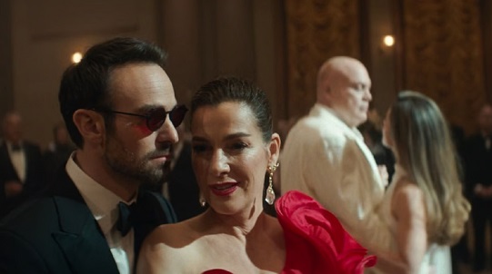 À frente, Matt Murdock (Charlie Cox) conversando com  Vanessa (Ayelet Zurer). Ao fundo Fisk (Vincent D’Onofrio) dançando com Heather Glenn (Margarita Levieva)