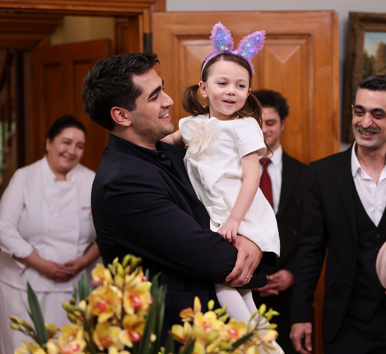 Duru (Sara Yilma) e Ferit Korhan (Mert Ramazan Demir), em Yalı Çapkını 