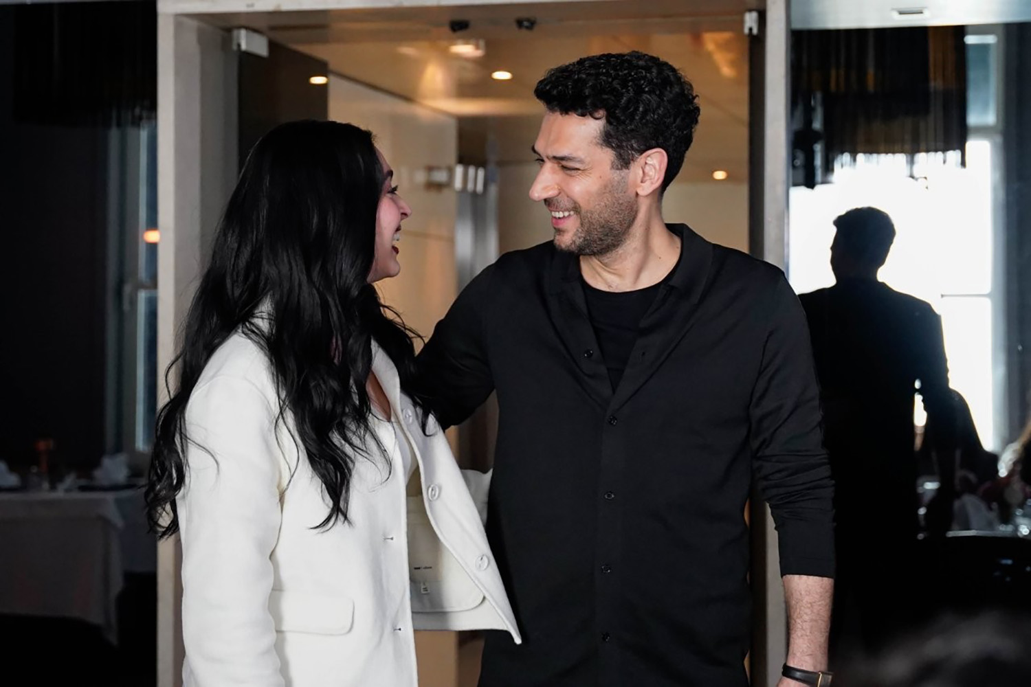 Murat Yıldırım ao lado de Cemre Baysel em cena de Güller ve Günahlar