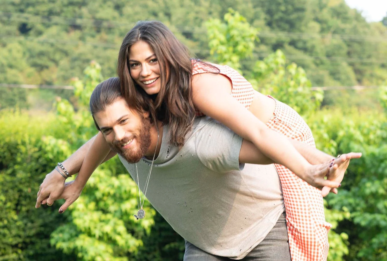 Can Yaman e Demet Özdemir juntos em A Sonhadora