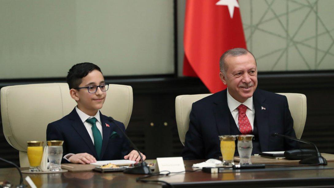 Foto de uma criança em evento governamental da Turquia