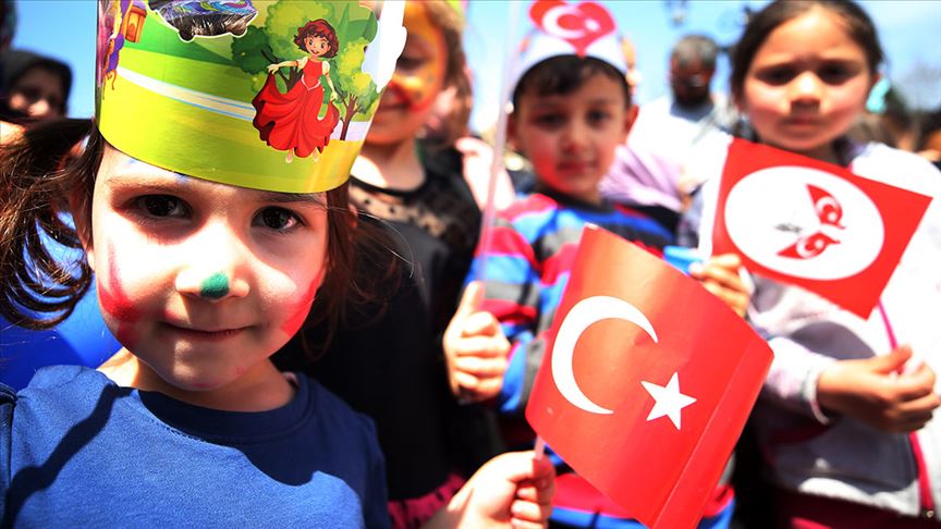 Criança segurando bandeira da Turquia