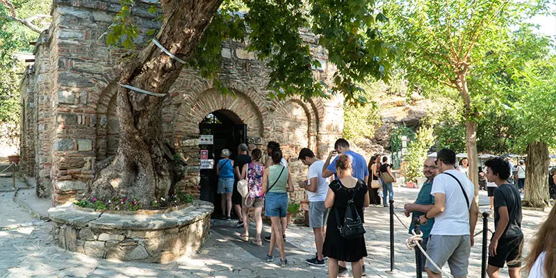 Fiéis visitando a Casa da Virgem Maria