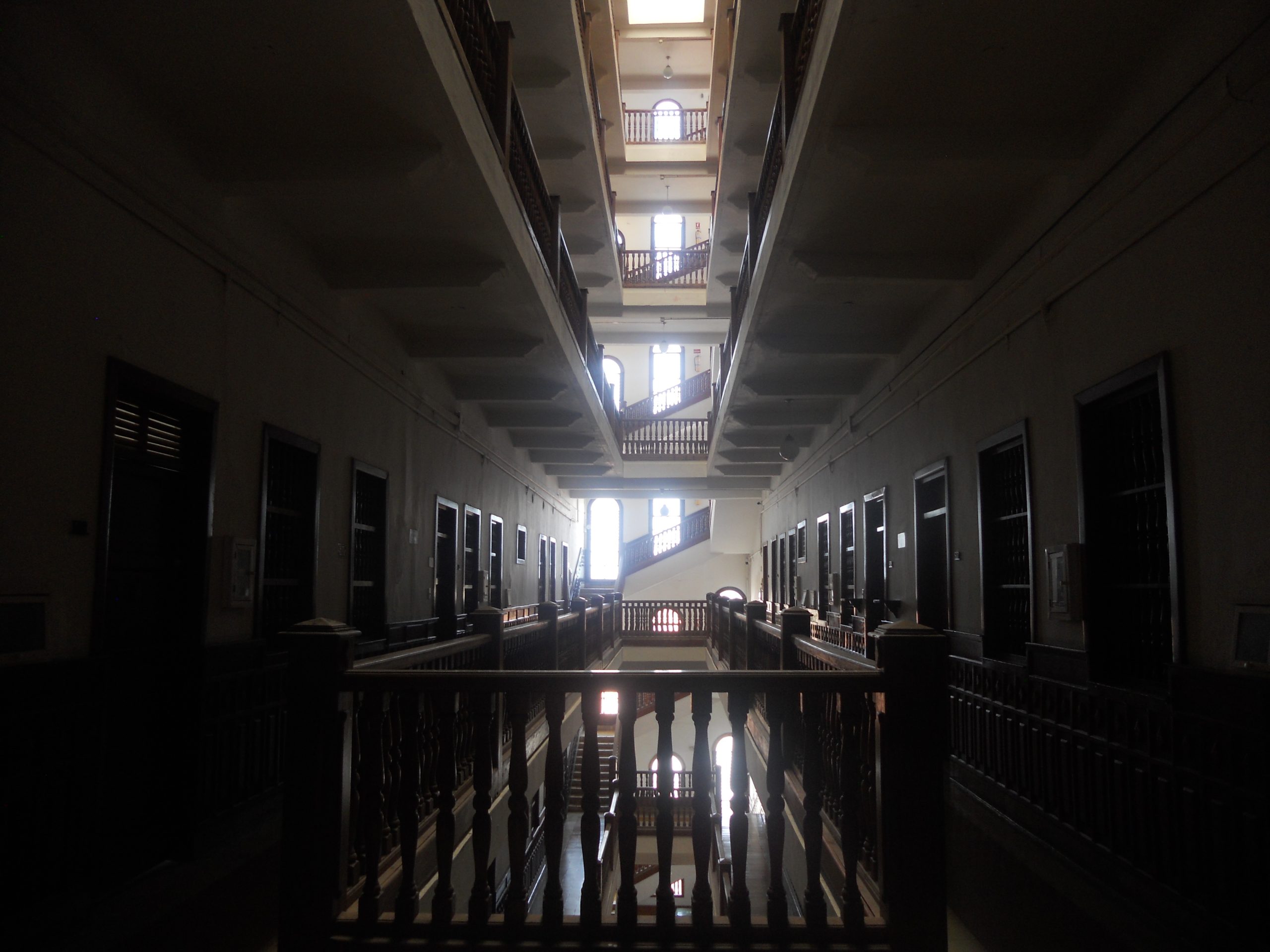 Foto do corredor e escada de um prédio antigo, no centro de Cartagena