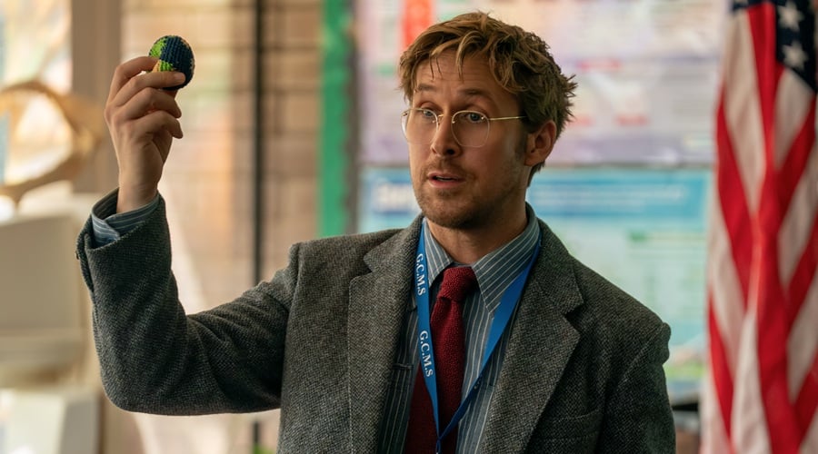 Ryan Gosling segurando uma bolinha