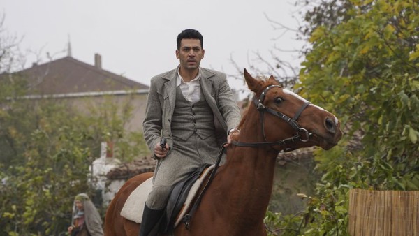 Murat cavalgando um cavalo, em cena de Aziz