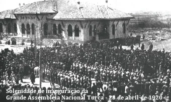 Foto da Solenidade de inauguração da Grande Assembleia Nacional Turca, em 28 de abril de 1920