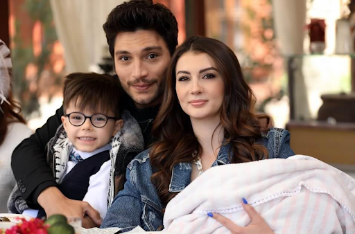 Atlas (Emir Güler), Esra Erten (Burcu Özberk) e Ozan Korfali (Ilhan Sen) em cena de Aşk Mantık İntikam 