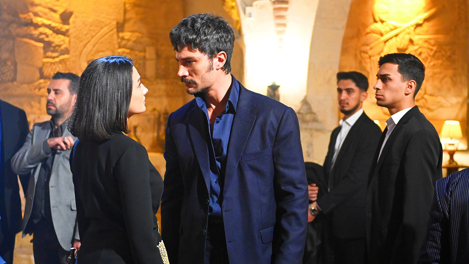 Imagem de İlhan Şen (como o protagonista Serhat) e Aybüke Pusat (como Melek).