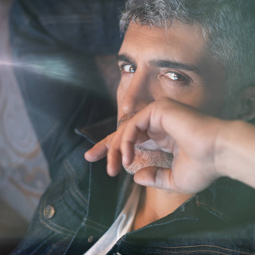 Özcan Deniz olhando para a câmera
