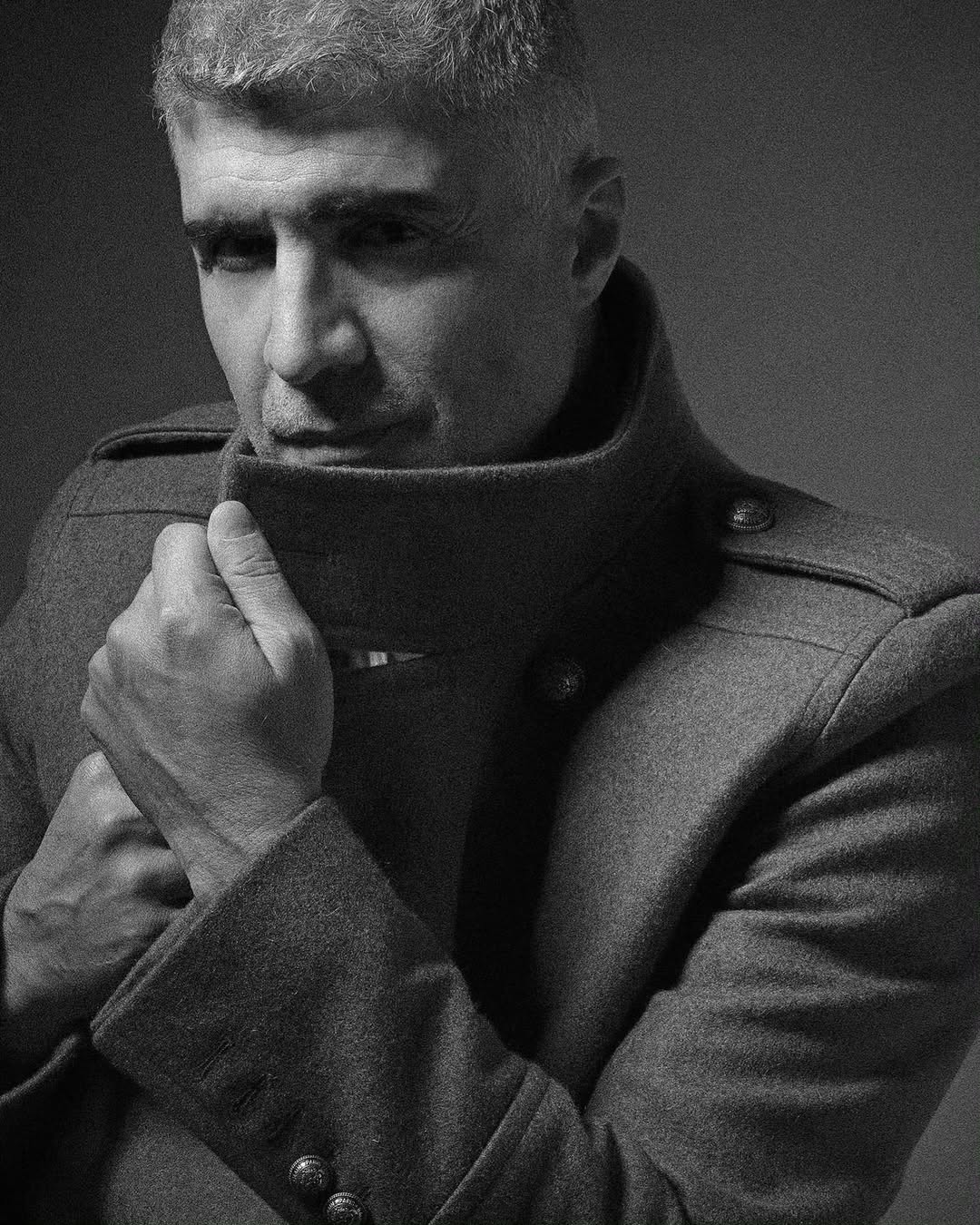 Özcan Deniz olhando para a câmera