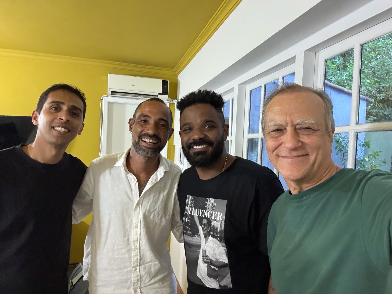 Mosquito, Silvio Guindane, Arlindinho e Marco Altberg nos bastidores de Deixa A Vida Me Levar