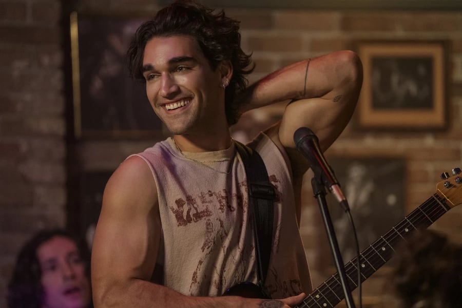 Josh Heuston como Justin na primeira temporada de Off Campus: Amores Improváveis