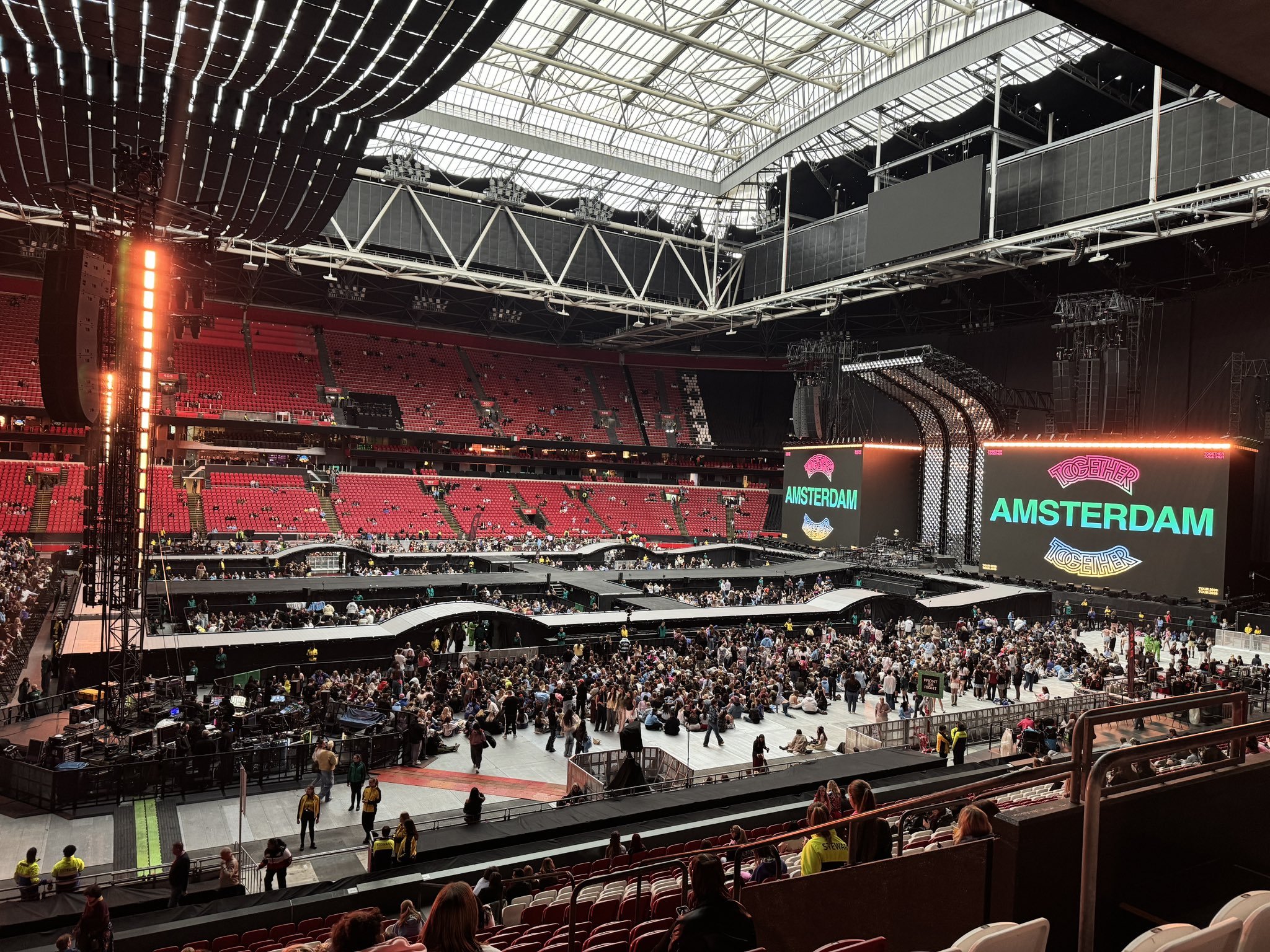 Foto da estrutura do palco da Together, Together Tour