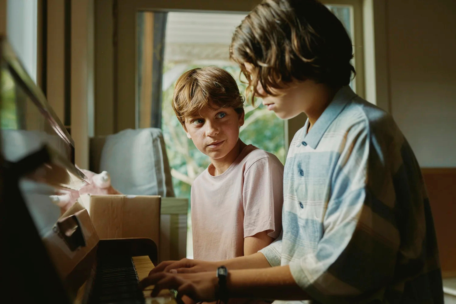Personagens Elias e Alexander, de Young Hearts