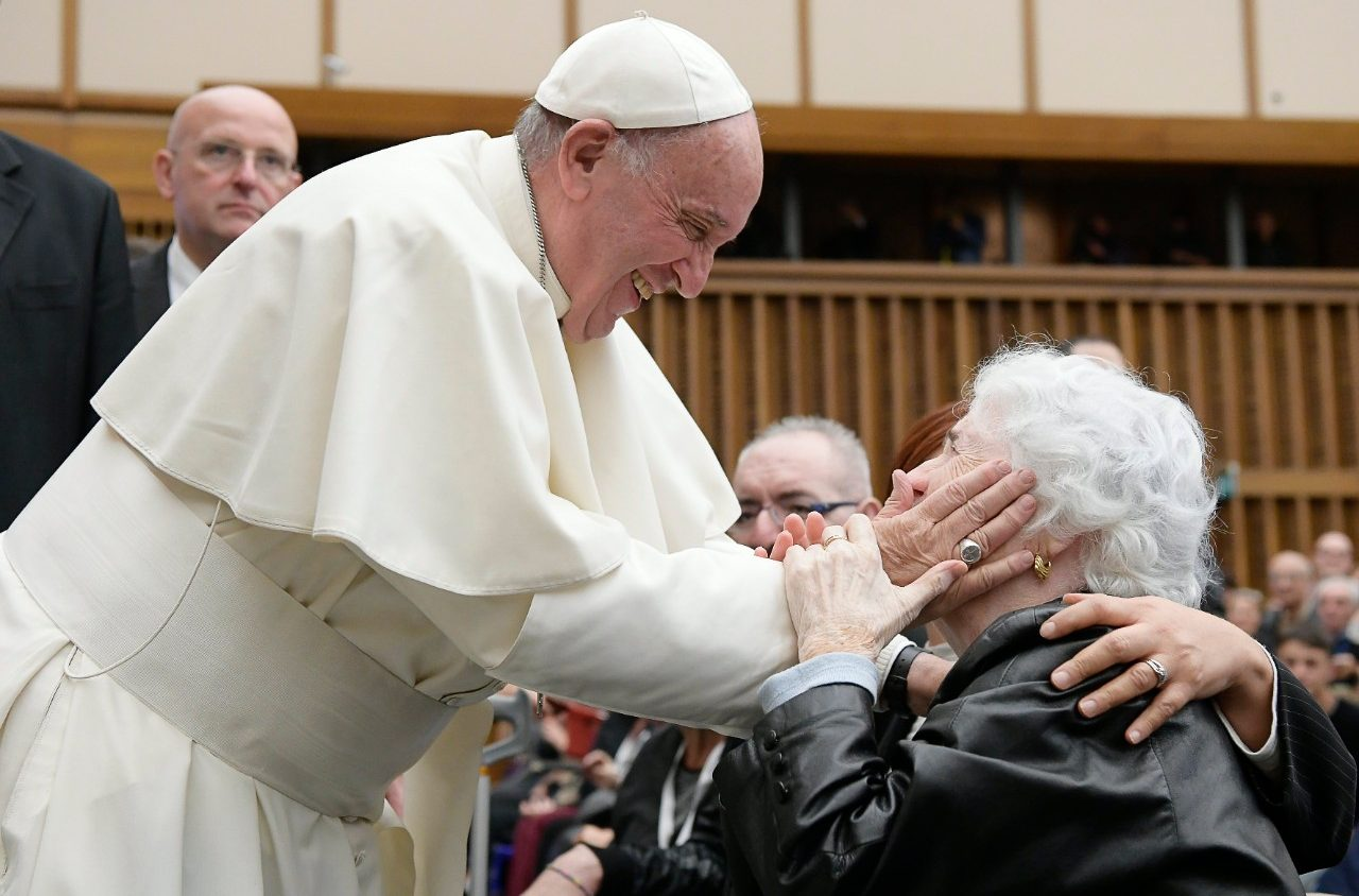 Papa Francisco cumprimentando uma idosa.