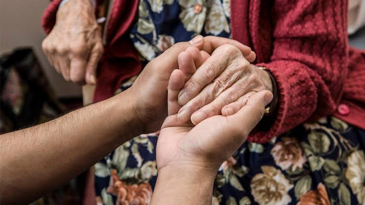 Avó e neta segurando as mãos