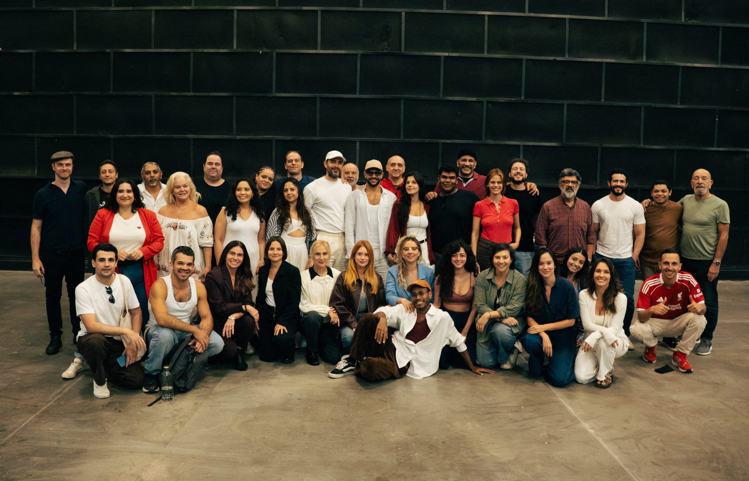 Foto do elenco da segunda temporada de Tremembé, após leitura do roteiro