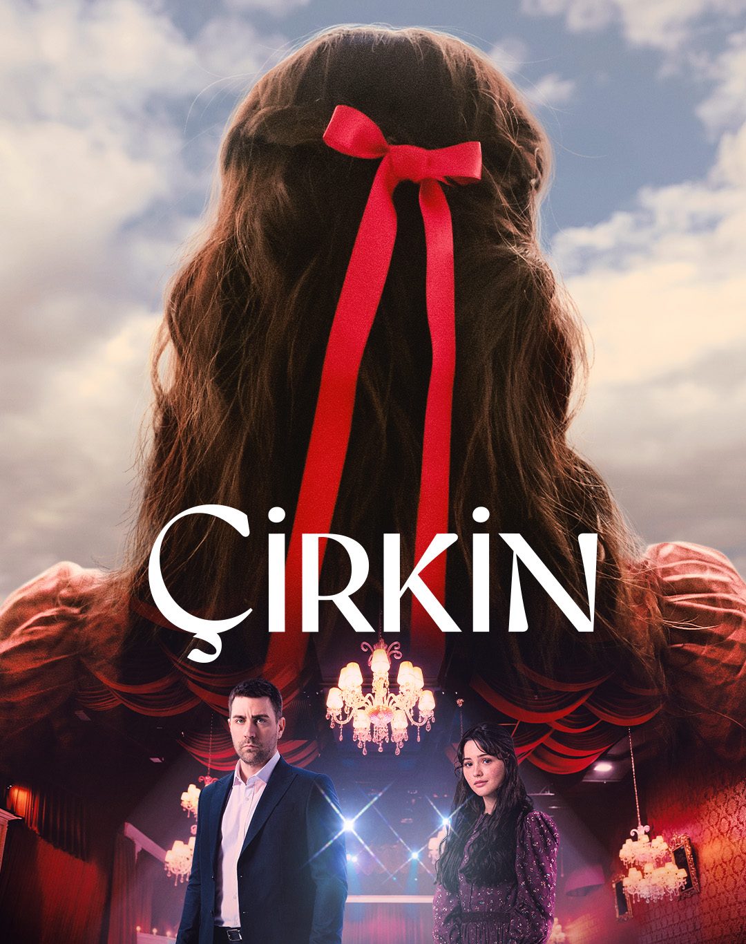 Pôster de Çirkin mostra Meryem de costas com uma grande fita vermelha no cabelo, enquanto Kadir e Meryem aparecem em um palco abaixo.