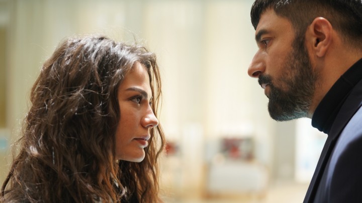 Demet Özdemir e Engin Akyürek se encaram durante uma cena de Adım Farah.