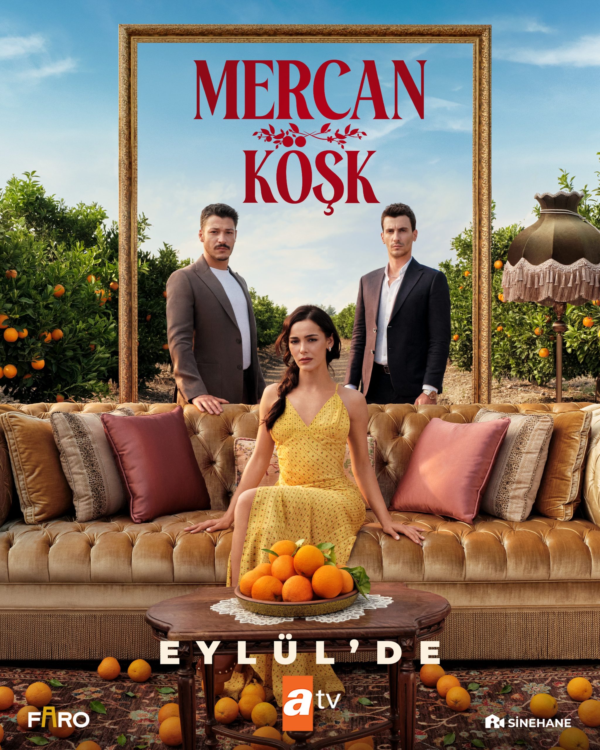 Pôster de Mercan Köşk mostra Hafsanur Sancaktutan de vestido amarelo sentada em um sofá, acompanhada por Kubilay Aka e Bertan Asllani em um pomar de laranjeiras.