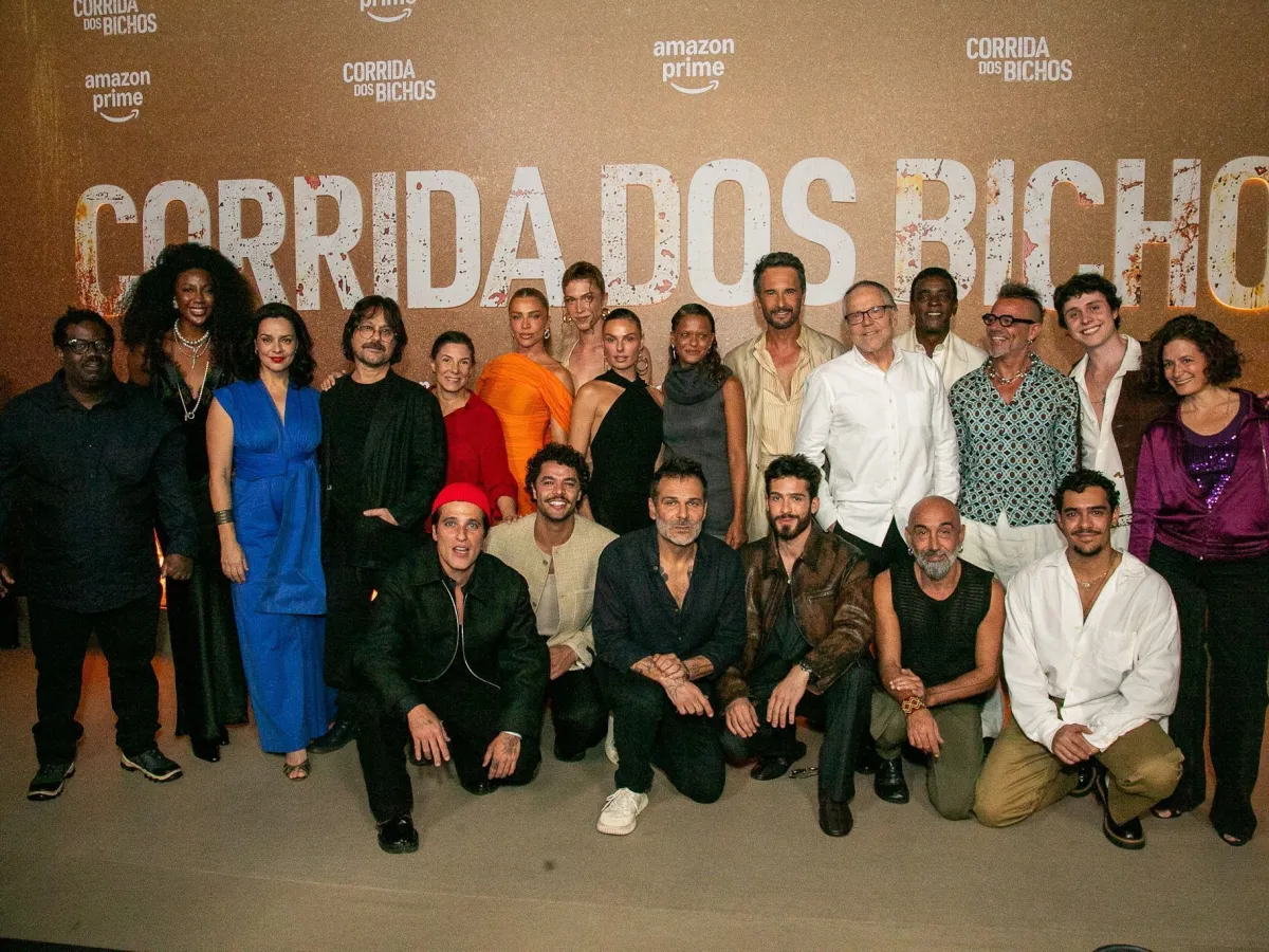 Elenco do filme Corrida dos Bichos posando na estreia do longa.