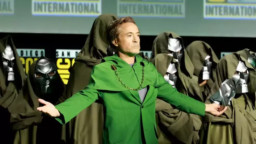Robert Downey Jr sendo revelado como Doutor Destino