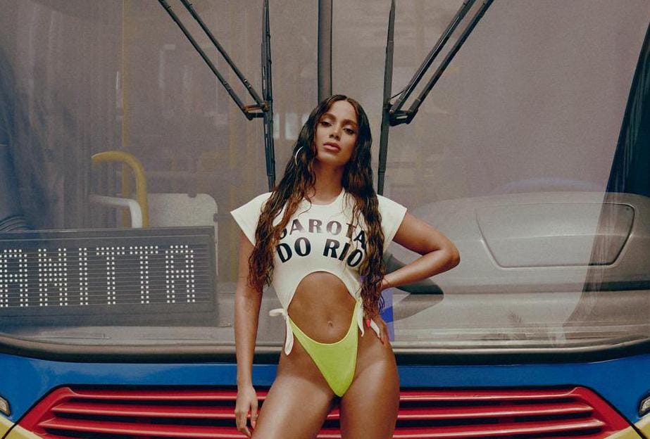 Anitta posando na frente de ônibus retrô na capa de seu single, Girl From Rio