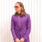 vitor kley de terno roxo e óculos rosa