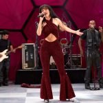 Christian Serratos como Selena, em um vestido vinho brilhante
