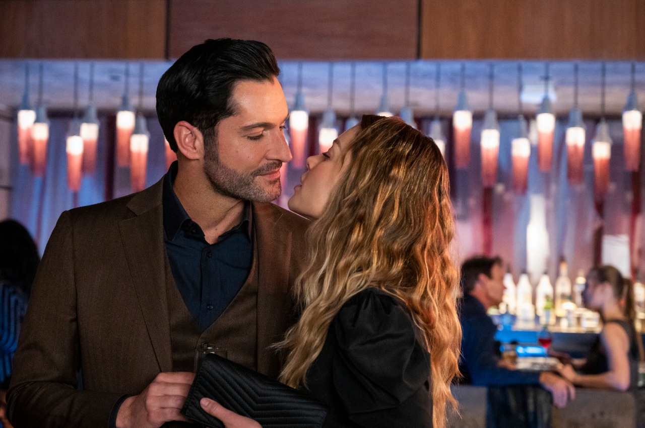 Lucifer e Chloe aparecem com seus rostos perto um do outro, apaixonados