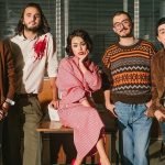 Banda Morat posa ao lado de Danna Paola, em take oficial do clipe de Idiota